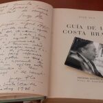 Uno de los libros que Josep Pla dedicó a su amigo Josep Quintà con una foto del escritor probablemente tomada por Quintà