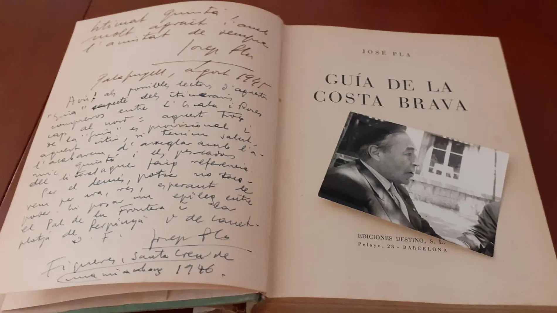 Uno de los libros que Josep Pla dedicó a su amigo Josep Quintà con una foto del escritor probablemente tomada por Quintà