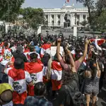 Ciudadanos celebran el domingo la renuncia de Manuel Merino a la Presidencia peruana, en Lima