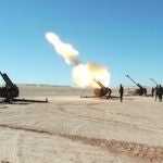 Piezas de artillería del Frente Polisario disparando en el Sáhara Occidental