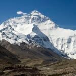 Cara norte del Everest vista desde el camino al Campamento Base, a más de 5 000 metros de altitud