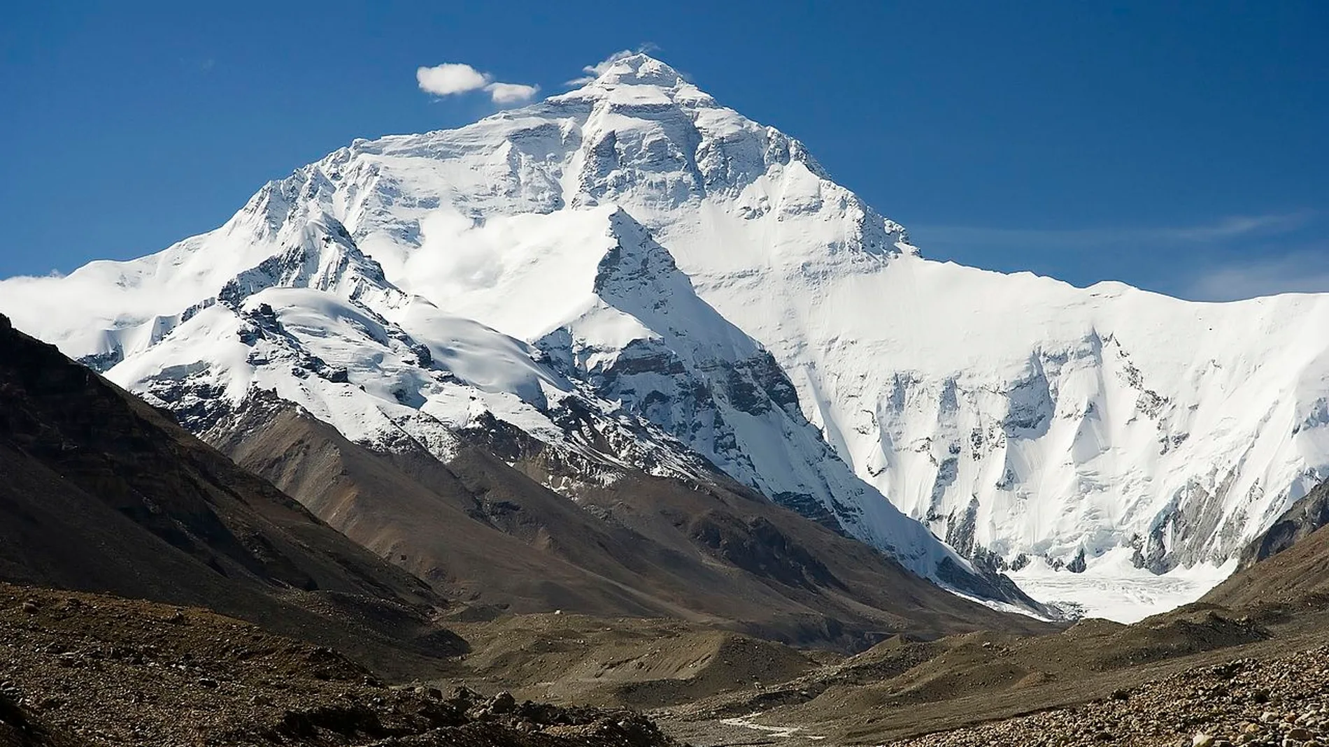 Cara norte del Everest vista desde el camino al Campamento Base, a más de 5 000 metros de altitud