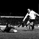 FILE - In this Jan. 6, 1972 file photo, Liverpool goalkeeper Ray Clemence dives at the feet of Tottenham Hotspur's Alan Gilzean. Ray Clemence, the former Liverpool, Tottenham and England goalkeeper, has died. He was 72. The Football Association confirmed the news Sunday, Nov. 15, 2020 without giving a cause of death. (PA via AP, File)