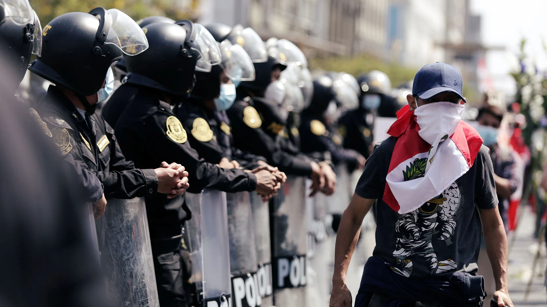 La Policía antidisturbios protege el Congreso en Lima, Perú, tras la renuncia de Manuel Merino