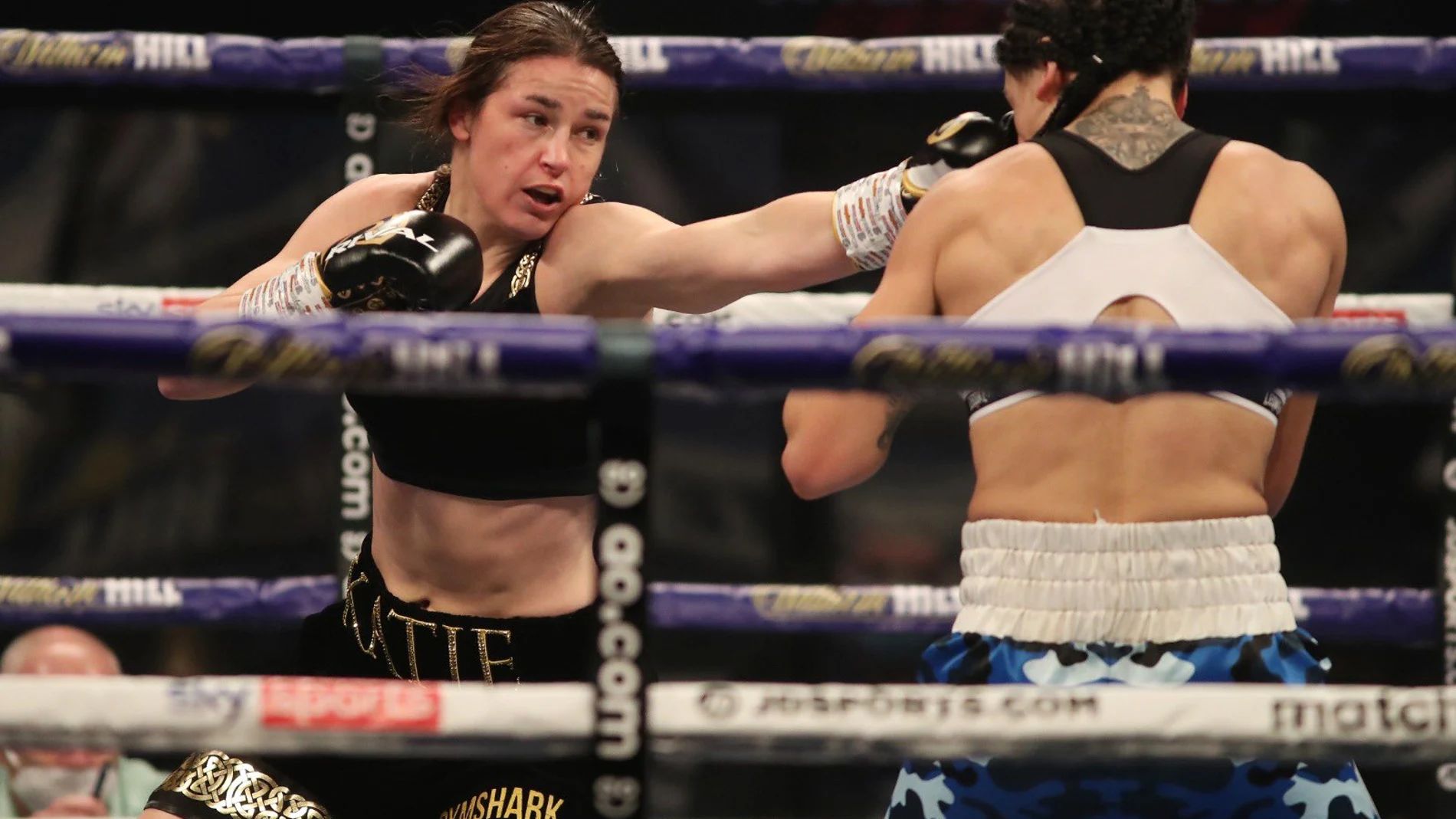 Katie Taylor revalidó los cuatro títulos del mundo que ponía en juego ante Miriam Gutiérrez