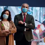 La presidenta Isabel Díaz Ayuso (i) junto con el consejero de Sanidad, Enrique Ruiz Escudero
