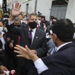 El nuevo presidente interino de Perú, Francisco Sagasti, saluda a la multitud a las afueras del Congreso en Lima.