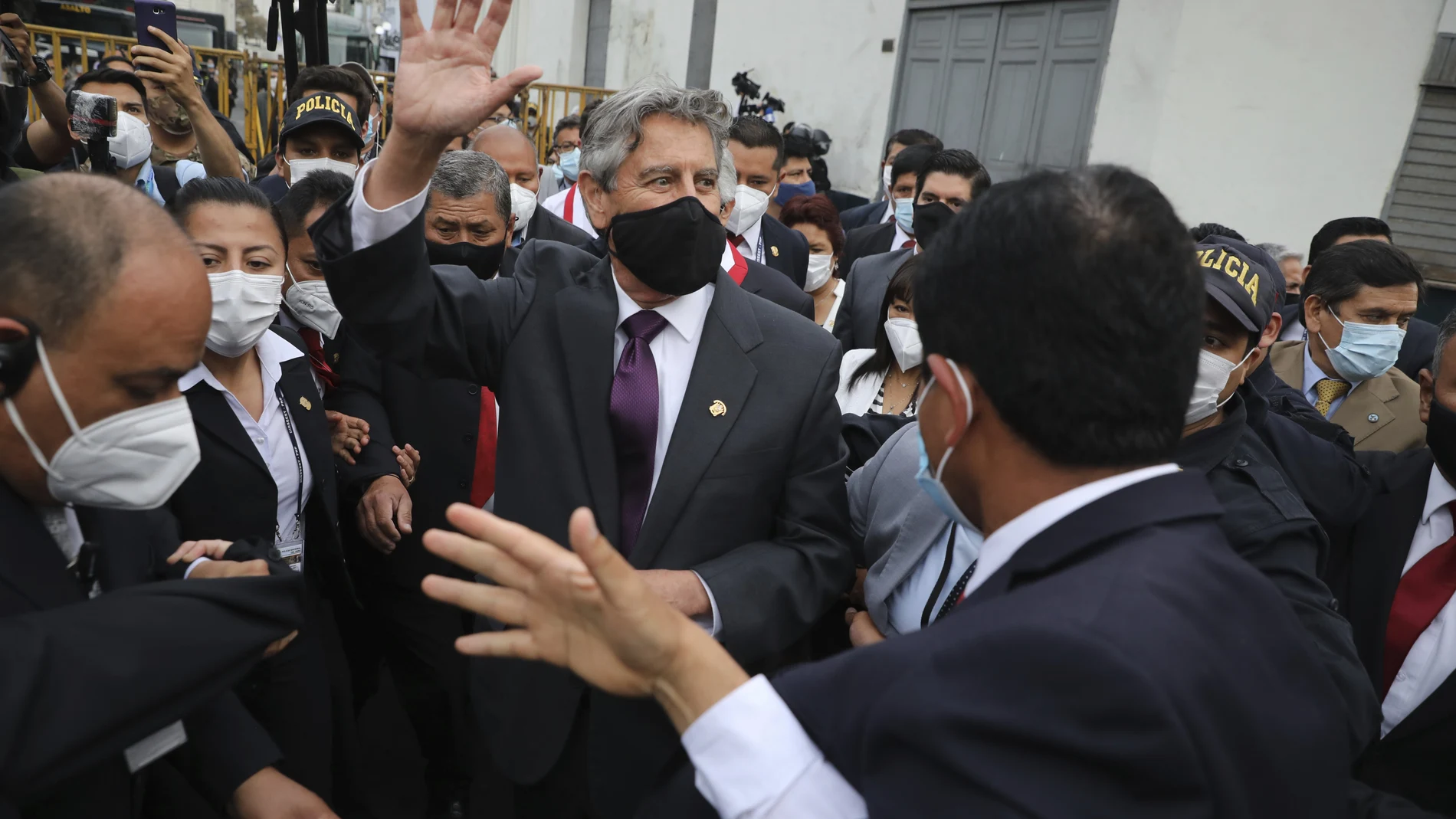 El nuevo presidente interino de Perú, Francisco Sagasti, saluda a la multitud a las afueras del Congreso en Lima.