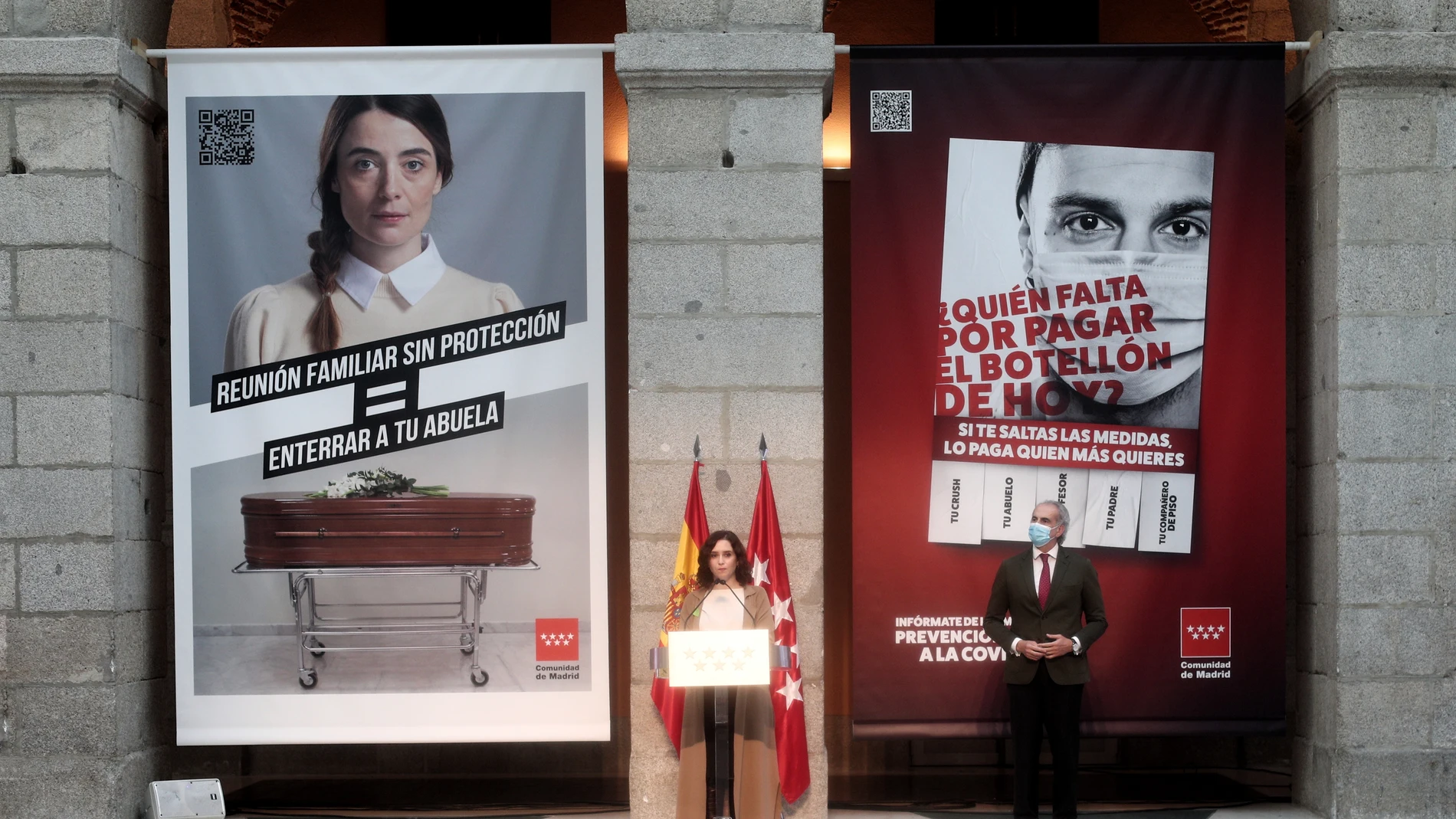 La presidenta de la Comunidad de Madrid, Isabel Díaz Ayuso, y el consejero de Sanidad, Enrique Ruiz Escudero, durante la presentación de la campaña informativa para concienciar de los riesgos del COVID-19, en la Real Casa de Correos