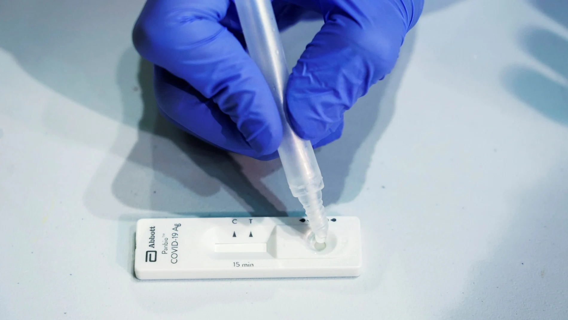 Un sanitario analiza una muestra con un test de antígenos. REUTERS/Juan Medina