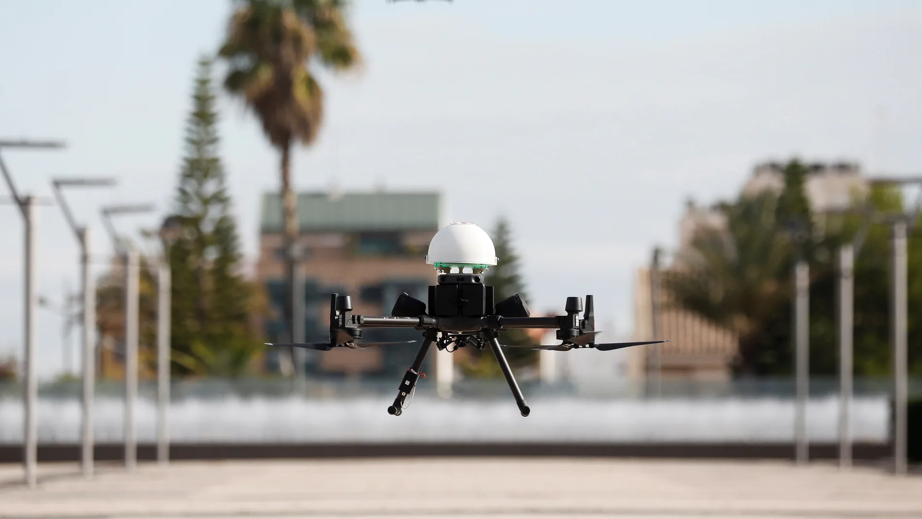 Despegue de un dron con material sanitario durante la presentación del proyecto "Uso de drones para transporte de material sanitario y de emergencias", el pasado lunes en Valencia.