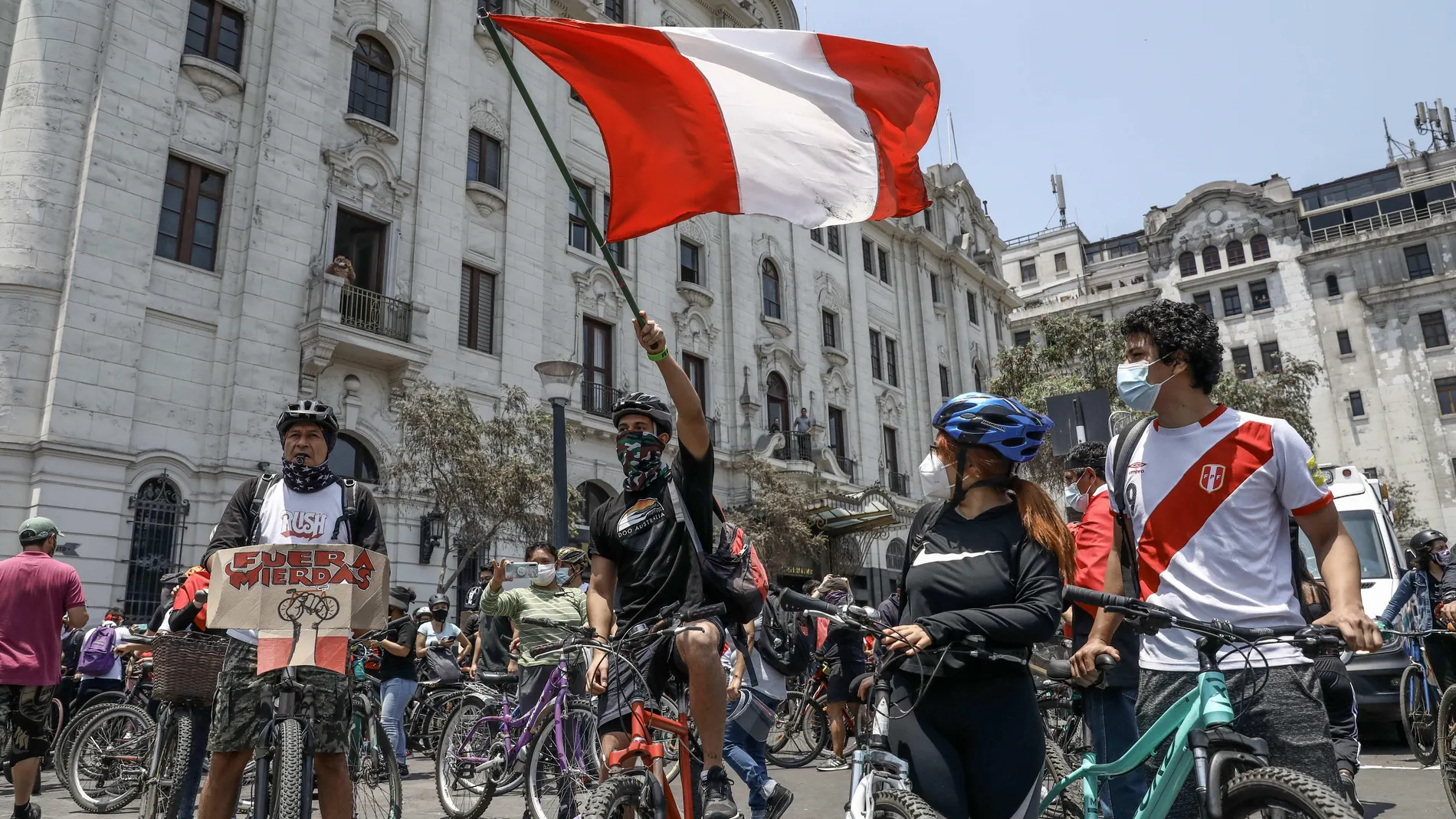 Ciudadanos celebran la renuncia de Manuel Merino a la Presidencia peruana en Lima
