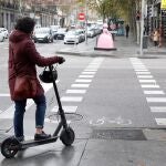 La difícil convivencia entre peatones y patinetes eléctricos se saldó con más de 8.000 multas el año pasado en Barcelona