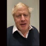 El Primr Ministro británico, Boris Johnson, en una grabación que ha colgado en su cuenta de Twitter después de que fuera aislado.