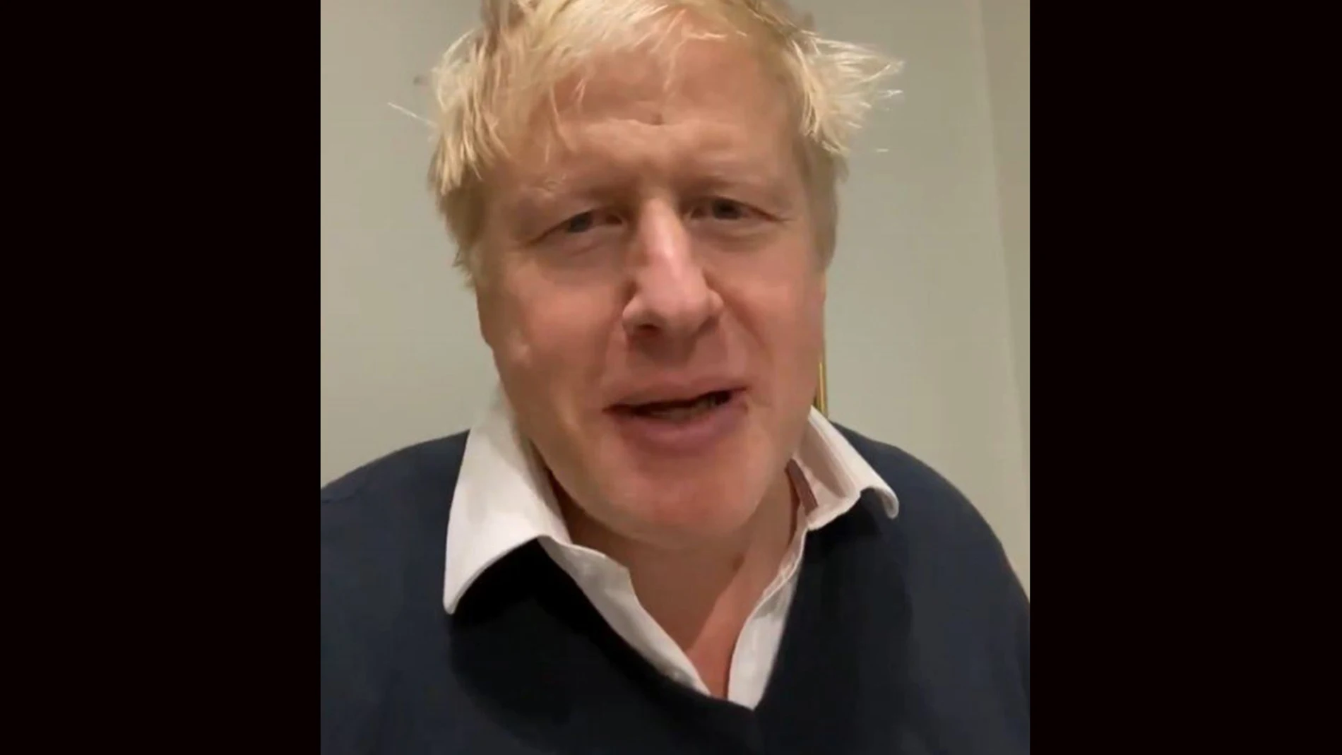 El Primr Ministro británico, Boris Johnson, en una grabación que ha colgado en su cuenta de Twitter después de que fuera aislado.