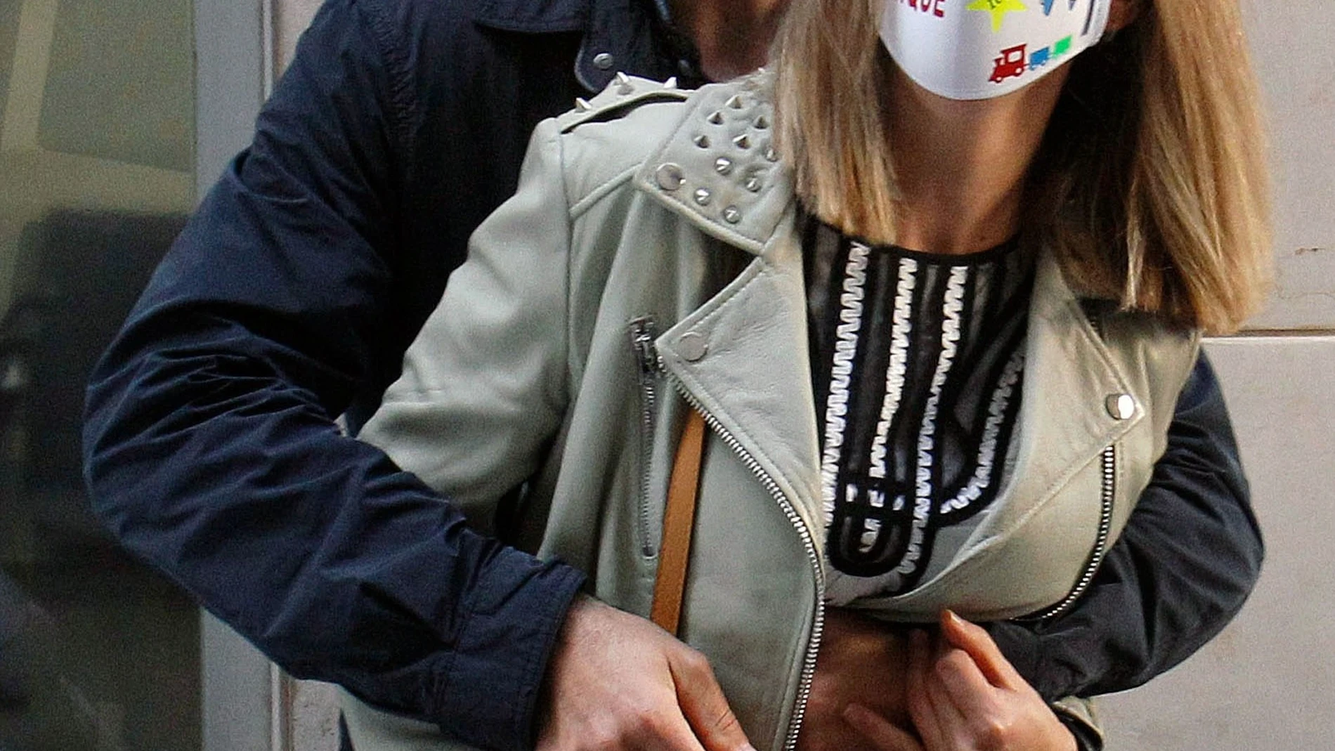La madre adoptiva de Dominique, un niño de 8 años que estaba bajo la tutela de su expareja, increpa a la acusada del asesinato del pequeño a su llegada a la Audiencia Provincial de Alicante para la celebración del juicio con jurado popular.EFE/ Morell