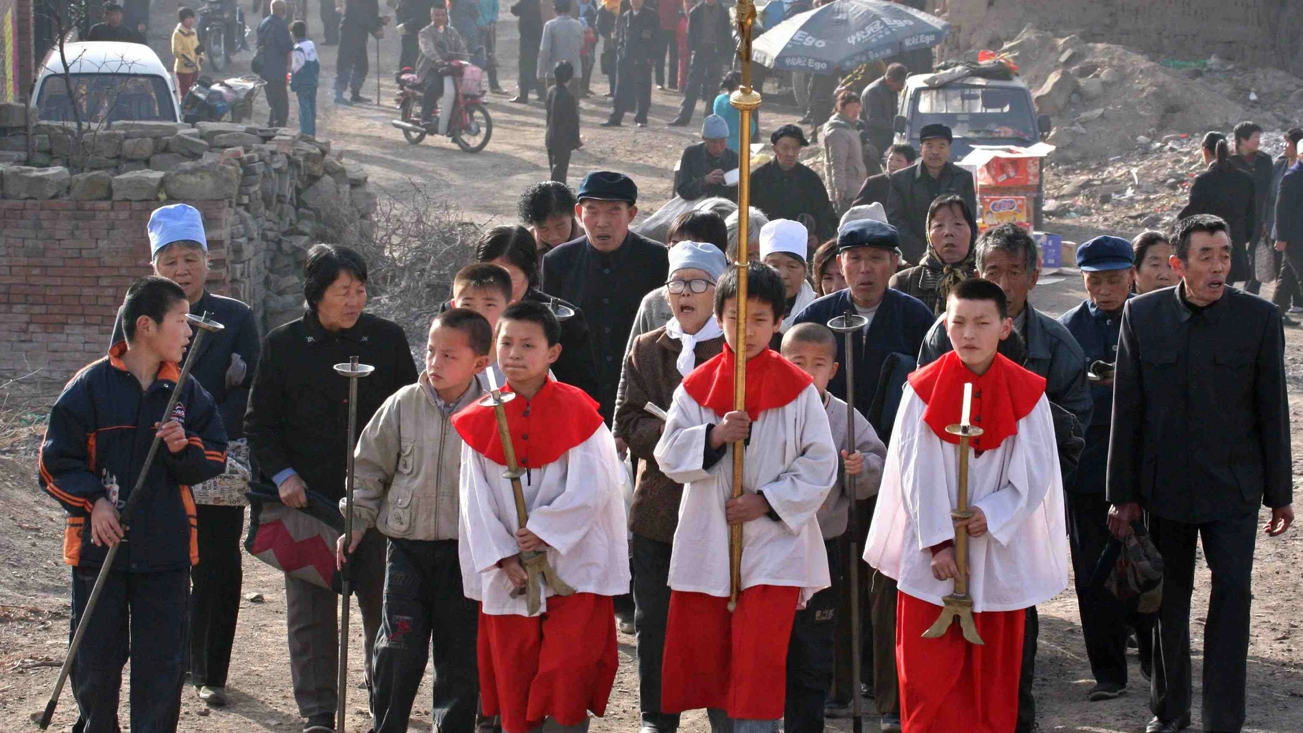 Procesión de chinos católicos en Taiyuan, China.