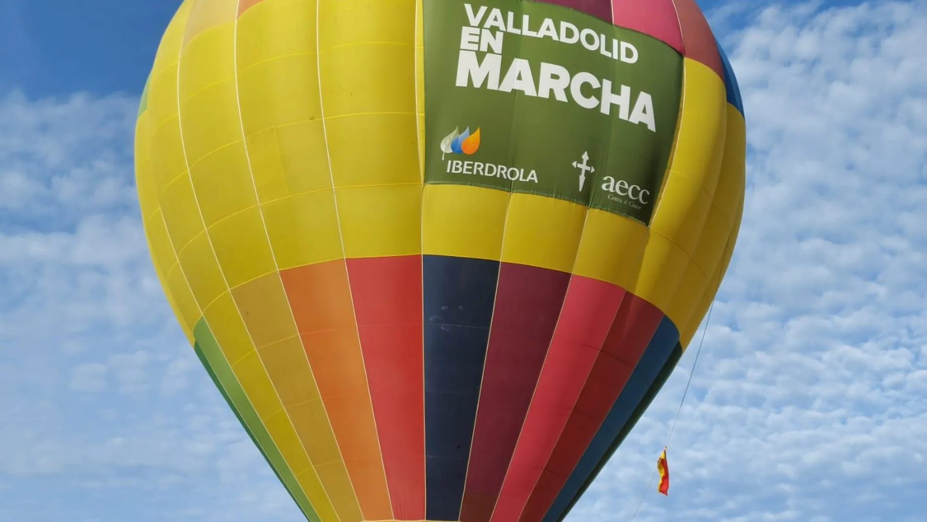 Globo aerostático de la AECC de Valladolid para dar las gracias por el apoyo en la marcha Popular Solidaria virtual