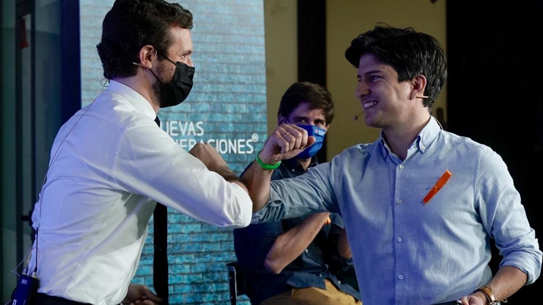 Pablo Casado y el presidente de Nuevas Generaciones Diego Gago con un lazo naranja que reivindica la libertad en la eduación y contra la "Ley Celaa"