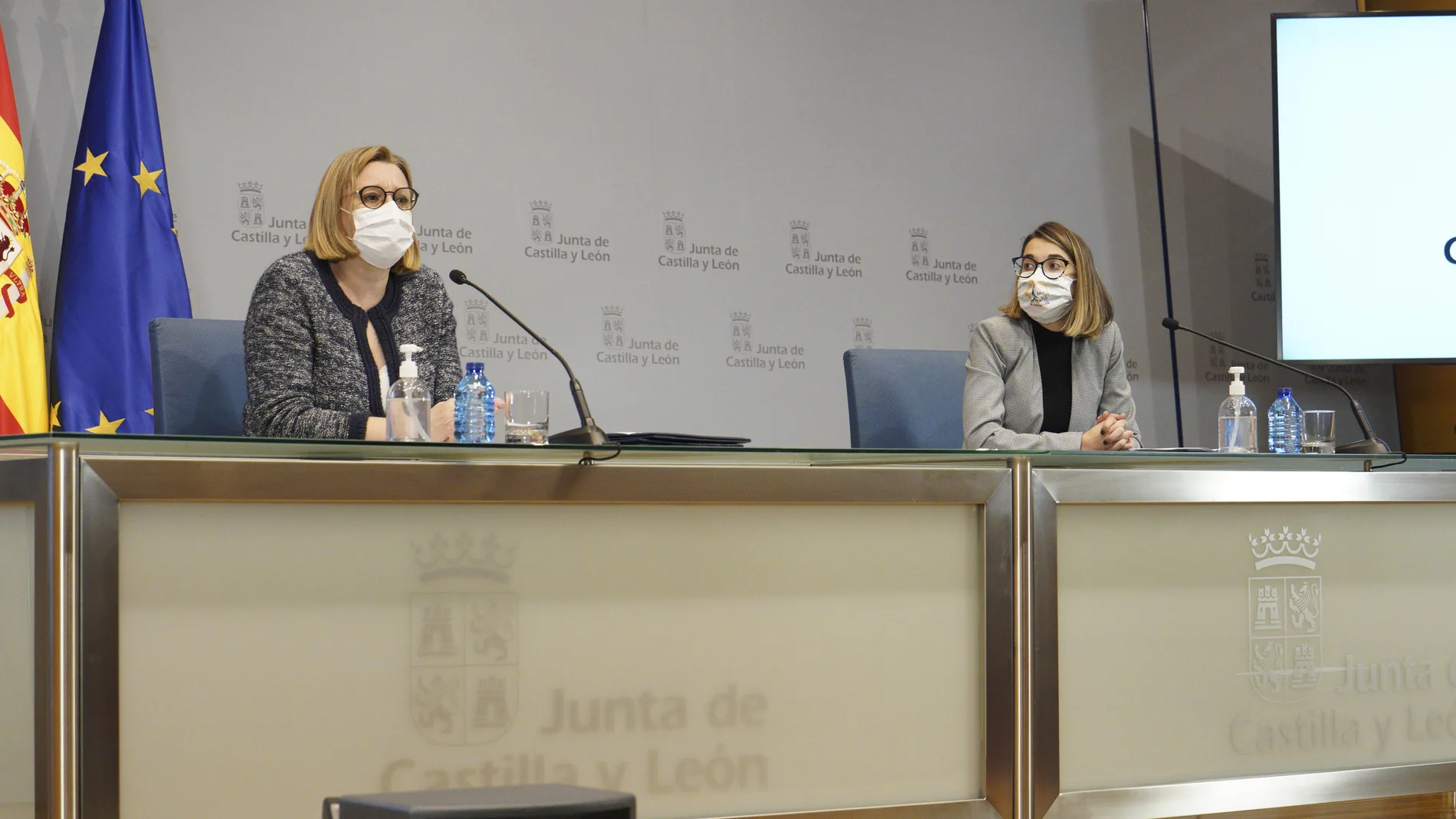 La consejera de Familia, Isabel Blanco, atiende a la prensa junto a la presidenta del Consejo de la Juventud de Castilla y León, Sandra Amez