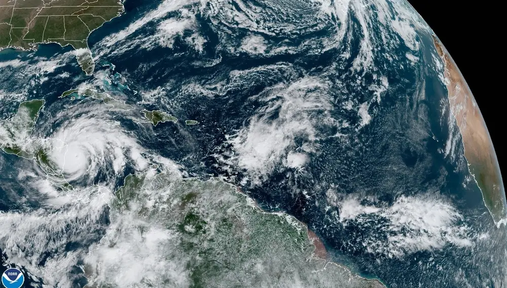 Fotografía satelital cedida por la Oficina Nacional de Administración Oceánica y Atmosférica (NOAA) por vía del Centro Nacional de Huracanes (NHC) donde se muestra la localización del huracán Iota