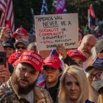 Partidarios del presidente de EEUU, Donald Trump, protestando a las puertas del Tribunal Supremo por el resultado de las presidenciales del 3 de noviembre.14/11/2020