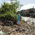 AME8638. TEGUCIGALPA (HONDURAS), 16/11/2020.- Juan Francisco Rivas residente de la colonia Las Brisas, quien habita cerca de la rivera del rio Choluteca, sale a monitorear el caudal para comenzar a evacuar su vivienda por el eventual desbordamiento del rio, este lunes en Tegucigalpa. Lota, que la madrugada de este lunes se intensificó hasta convertirse en un huracán de categoría mayor, alcanzó esta mañana la categoría 5, la máxima en la escala Saffir Simpson, mientras se aproxima a Centroamérica, donde se prevé toque tierra esta noche, informó el Centro Nacional de Huracanes (NHC) de EE.UU. EFE/Gustavo Amador