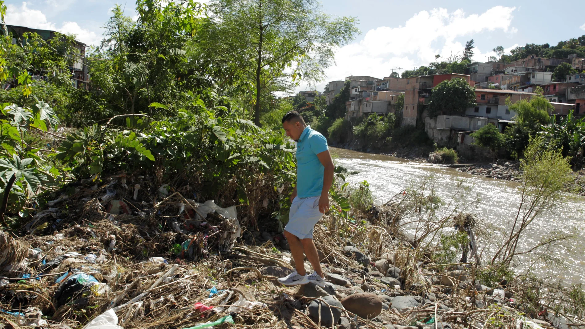 AME8638. TEGUCIGALPA (HONDURAS), 16/11/2020.- Juan Francisco Rivas residente de la colonia Las Brisas, quien habita cerca de la rivera del rio Choluteca, sale a monitorear el caudal para comenzar a evacuar su vivienda por el eventual desbordamiento del rio, este lunes en Tegucigalpa. Lota, que la madrugada de este lunes se intensificó hasta convertirse en un huracán de categoría mayor, alcanzó esta mañana la categoría 5, la máxima en la escala Saffir Simpson, mientras se aproxima a Centroamérica, donde se prevé toque tierra esta noche, informó el Centro Nacional de Huracanes (NHC) de EE.UU. EFE/Gustavo Amador