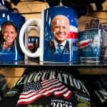 Productos de merchandising de la ceremonia de inauguración del 46º presidente de Estados Unidos, Joe Biden, prevista para el 20 de enero como marca la tradición