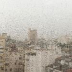 Lluvia en Valencia a través de una ventana