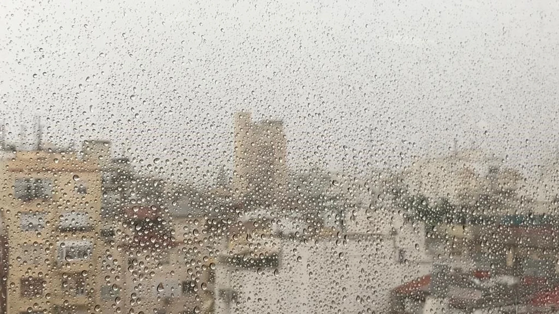 Lluvia en Valencia a través de una ventana