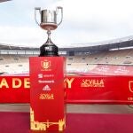 Vista del trofeo durante el sorteo la primera eliminatoria de la Copa del Rey 2020-21