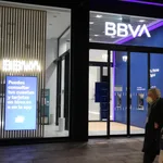 Una pareja pasa frente a una oficina del BBVA, este lunes en Bilbao