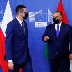 El primer ministro polaco Mateusz Morawiecki y su homólogo húngaro Viktor Orban a su llegada a una reunión con la Presidenta de la Comisión Europea Ursula von der Leyen en Bruselas.