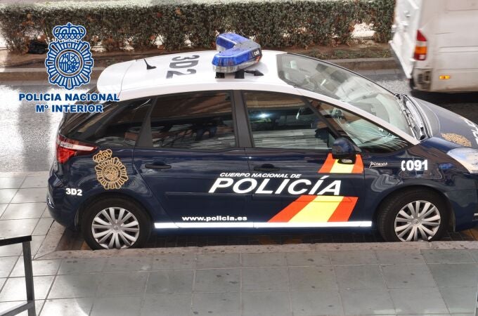 Vehículo de Policía Nacional frente a la Comisaría de El Ejido (Almería)