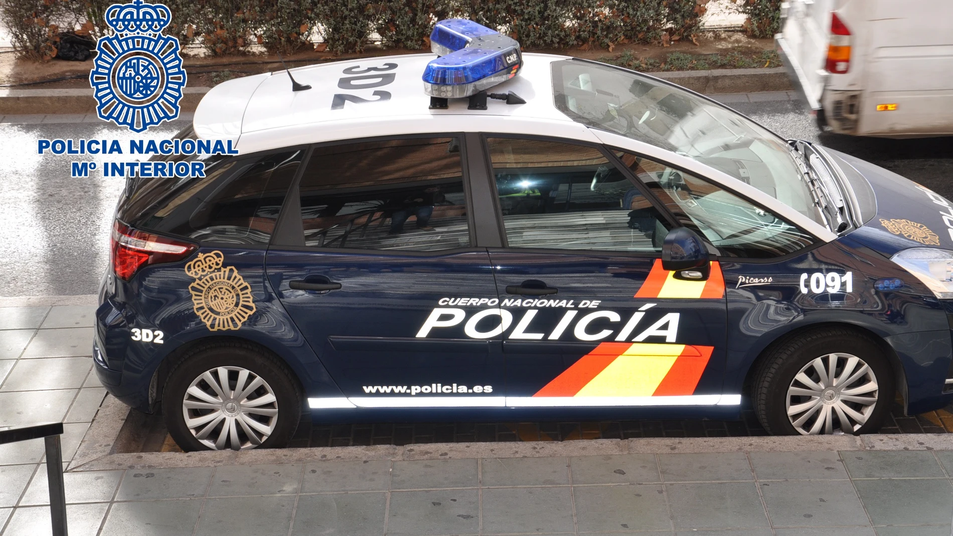 Vehículo de Policía Nacional frente a la Comisaría de El Ejido (Almería)