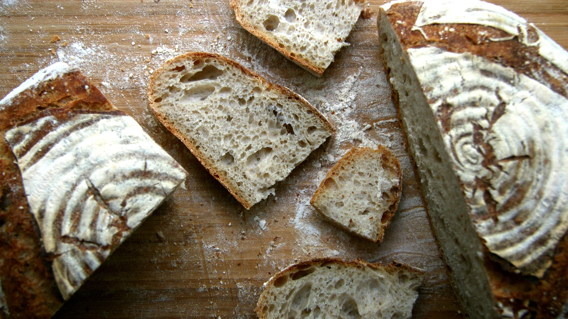 En la imagen, una hogaza cortada de pan casero.