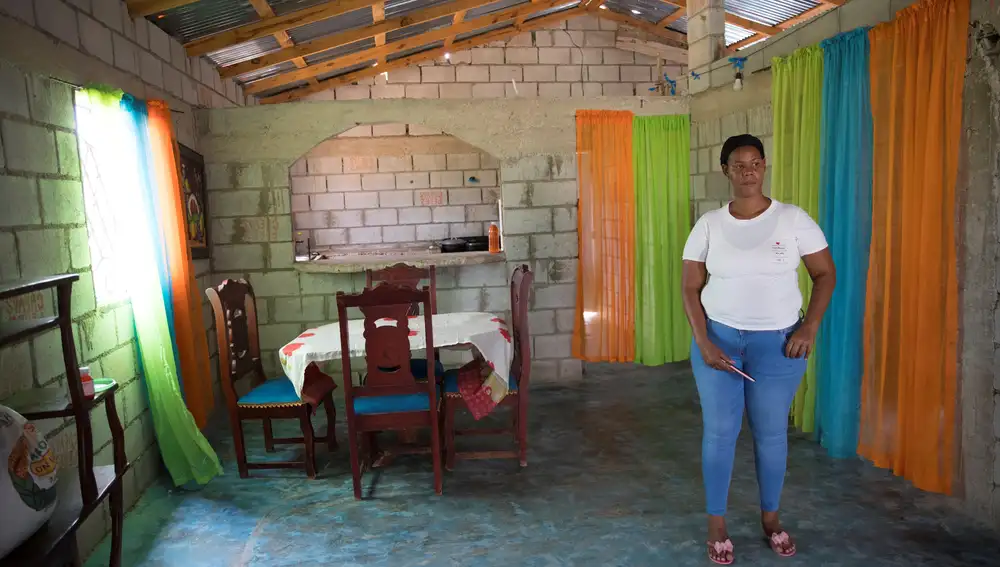 Yorllina Cuevas posa en su casa, el 23 de septiembre del 2020, en Barahona (R.Dominicana)