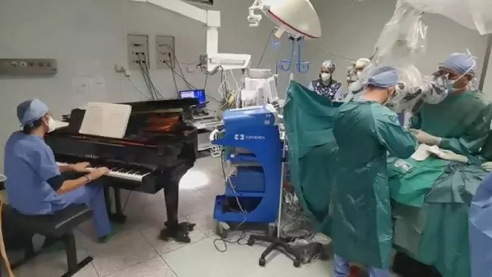 Un niño de diez años es operado de un tumor con un piano de fondo en directo.
