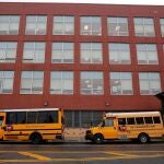 Autobuses escolares en un colegio en Brooklyn, Nueva York