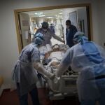 Los investigadores analizaron a pacientes con Covid-19 que se sometieron a una tomografía computarizada de la cabeza y/o una resonancia magnética en su sistema de salud de enero a abril de 2020 (AP Photo/Daniel Cole)