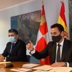 Daniel de la Rosa, alcalde socialista de Burgos, atiende a la prensa junto a Vicente Marañón, vicealcalde y portavoz de Ciudadanos