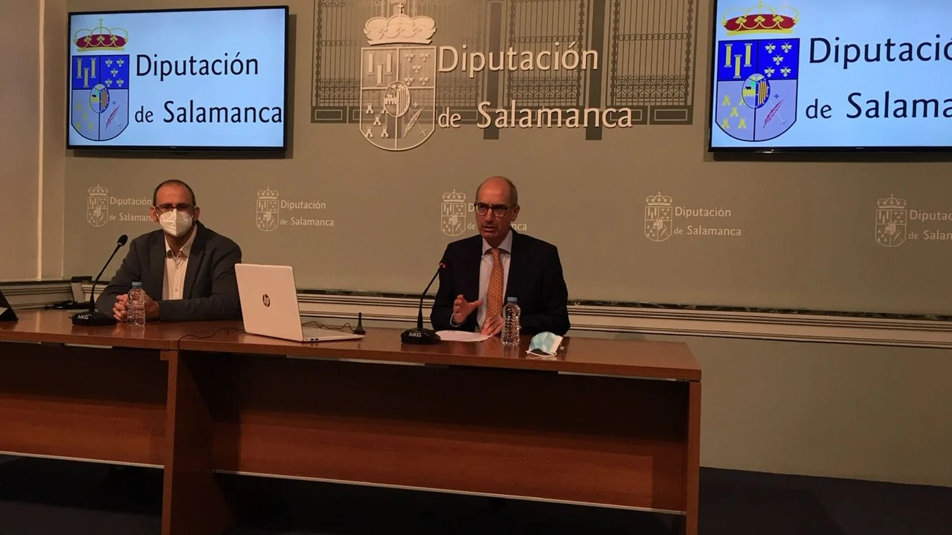 El presidente de la Diputación de Salamanca, Javier Iglesias, presenta la propuesta acompañado del diputado Antonio Luis Sánchez