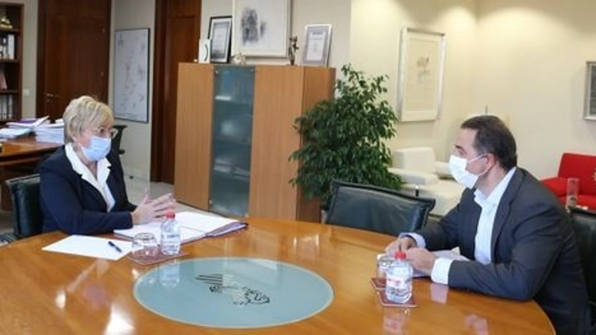 La consellera de Sanidad Universal de la Generalitat, Ana Barceló, mantiene un encuentro con el presidente de la Federación de Fútbol de la Comunitat Valenciana, Salvador Gomar