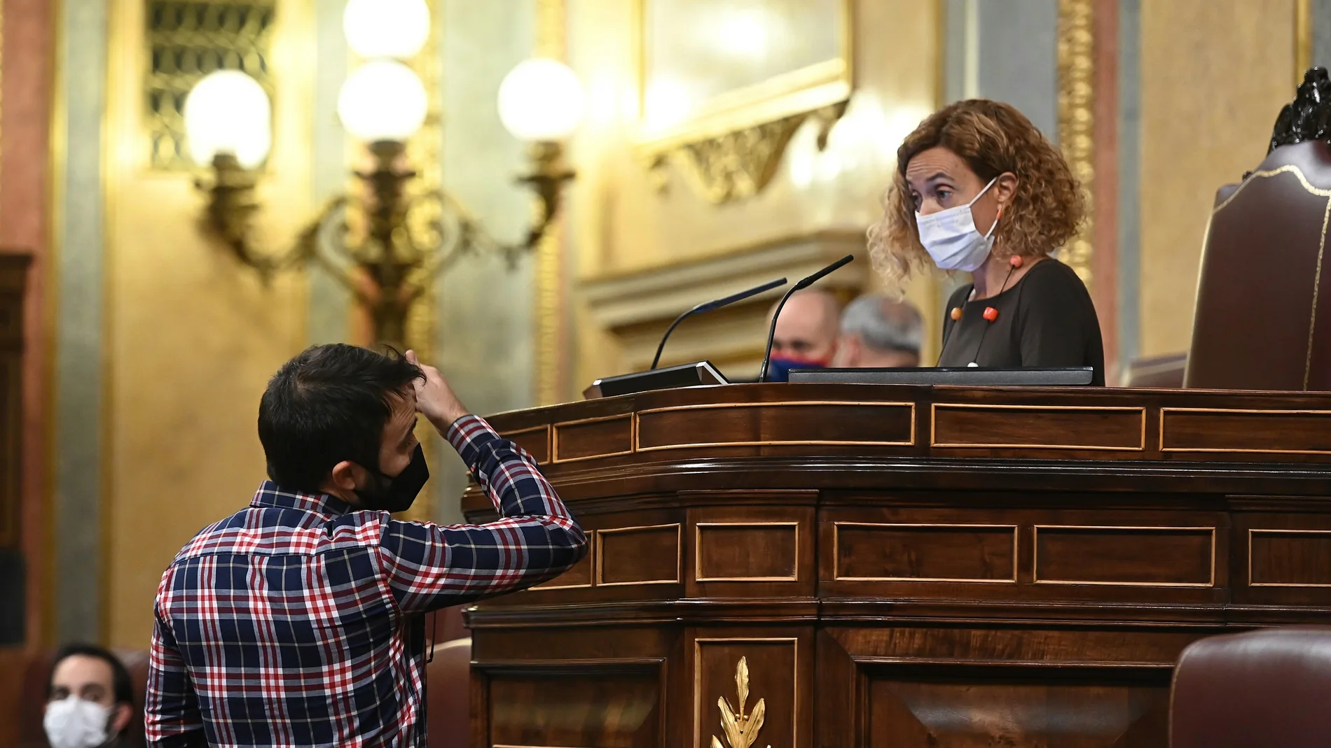 El diputado de la CUP Albert Botran conversa con la presidenta de la cámara Meritxell Batet durante el pleno del Congreso de los Diputados, este martes en Madrid. EFE/ Fernando Villar