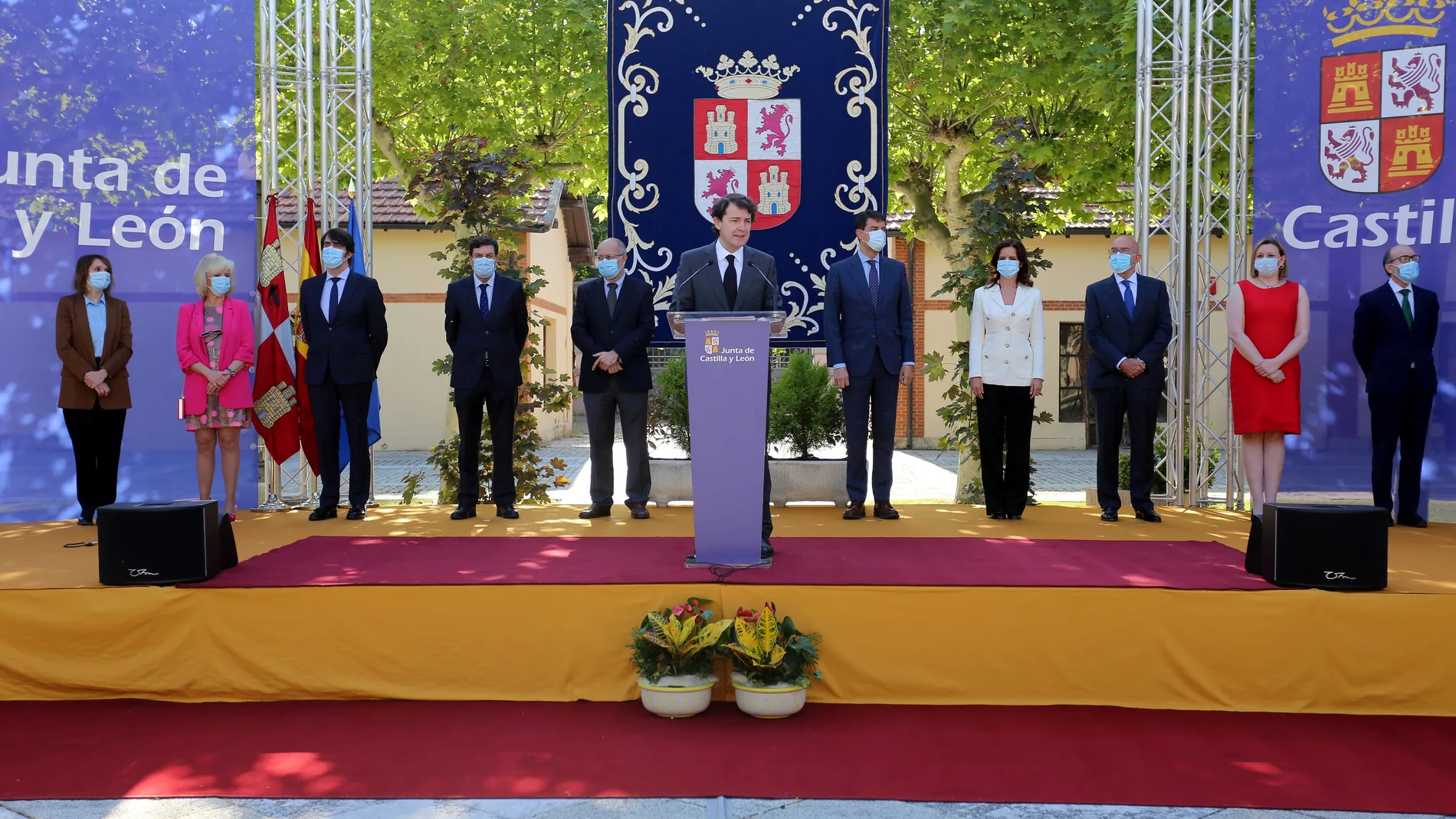 El presidente Alfonso Fernández Mañueco junto al resto de miembros del Gobierno regional