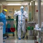 Sanitarios del Hospital Morales Meseguer este martes en un pasillo de la planta donde están ingresados los enfermos de Covid-19