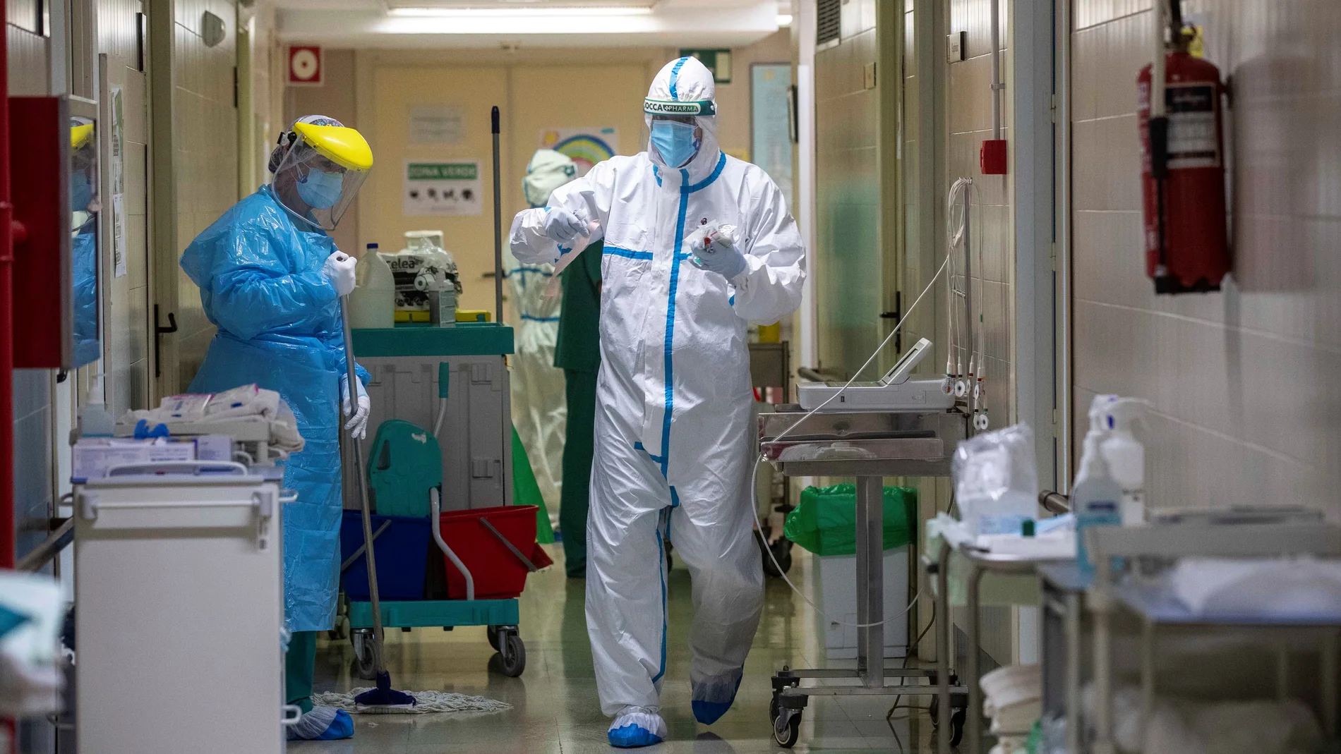 Sanitarios del Hospital Morales Meseguer este martes en un pasillo de la planta donde están ingresados los enfermos de Covid-19