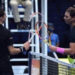 Dominic Thiem y Rafa Nadal se saludan después de su partido en las Nitto ATP Finals