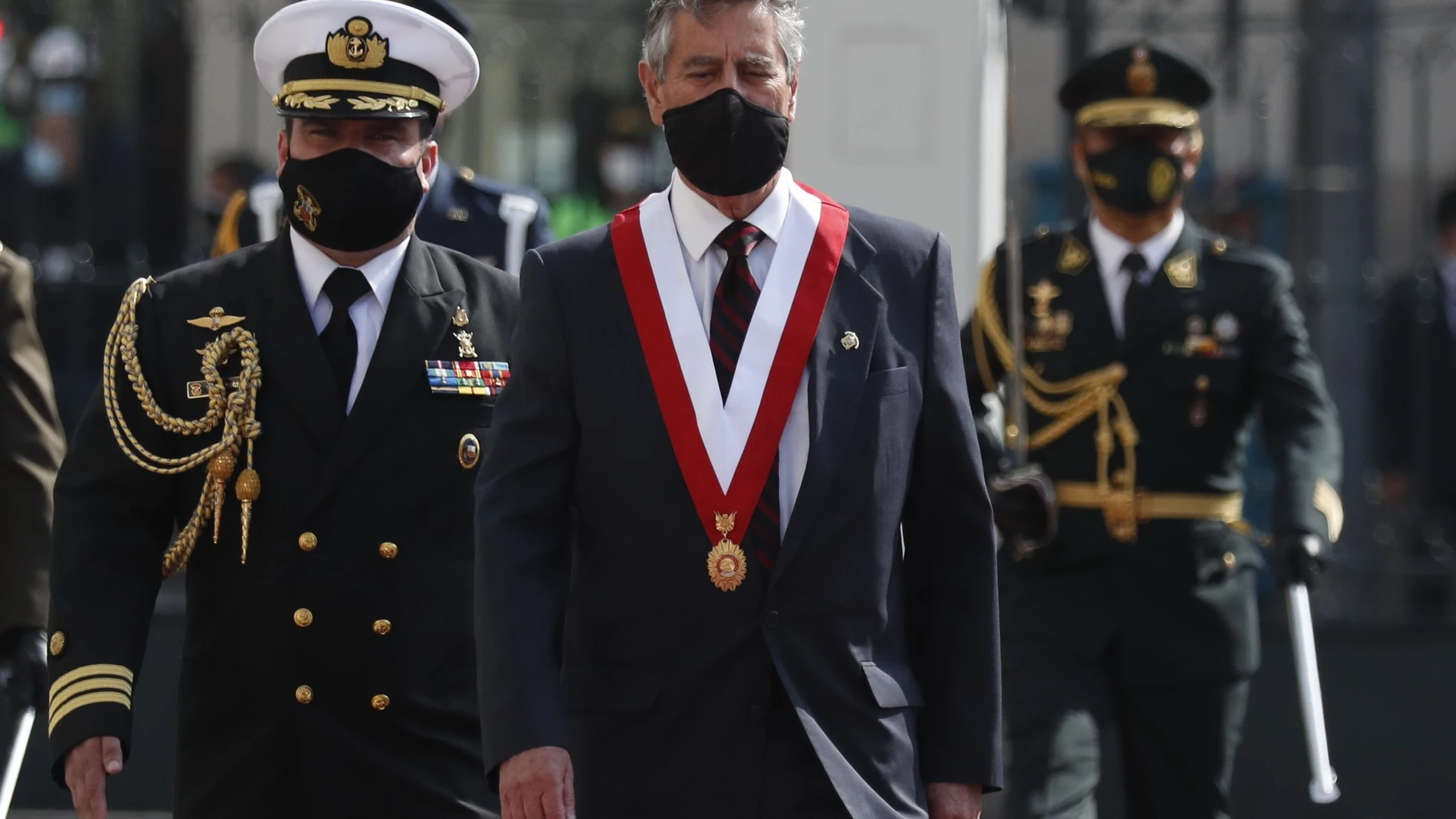 El presidente del Congreso de Perú, Francisco Sagasti, llega para ser investido como Presidente de la República, hoy, en Lima (Perú). Sagasti sucede a Manuel Merino en la Presidencia del país, tras las protestas ciudadanas de la última semana.